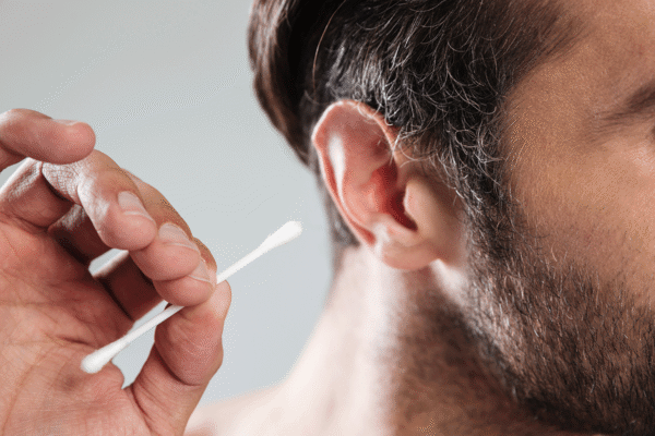 Krew z ucha po czyszczeniu patyczkiem – czy to tylko zadrapanie, czy poważny uraz?